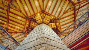 Una construcció de pedra amb un sostre de fusta i una escala.