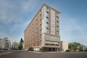 Un moderno edificio de hotel con un letrero llamativo que dice 'Park Inn & Suites'.