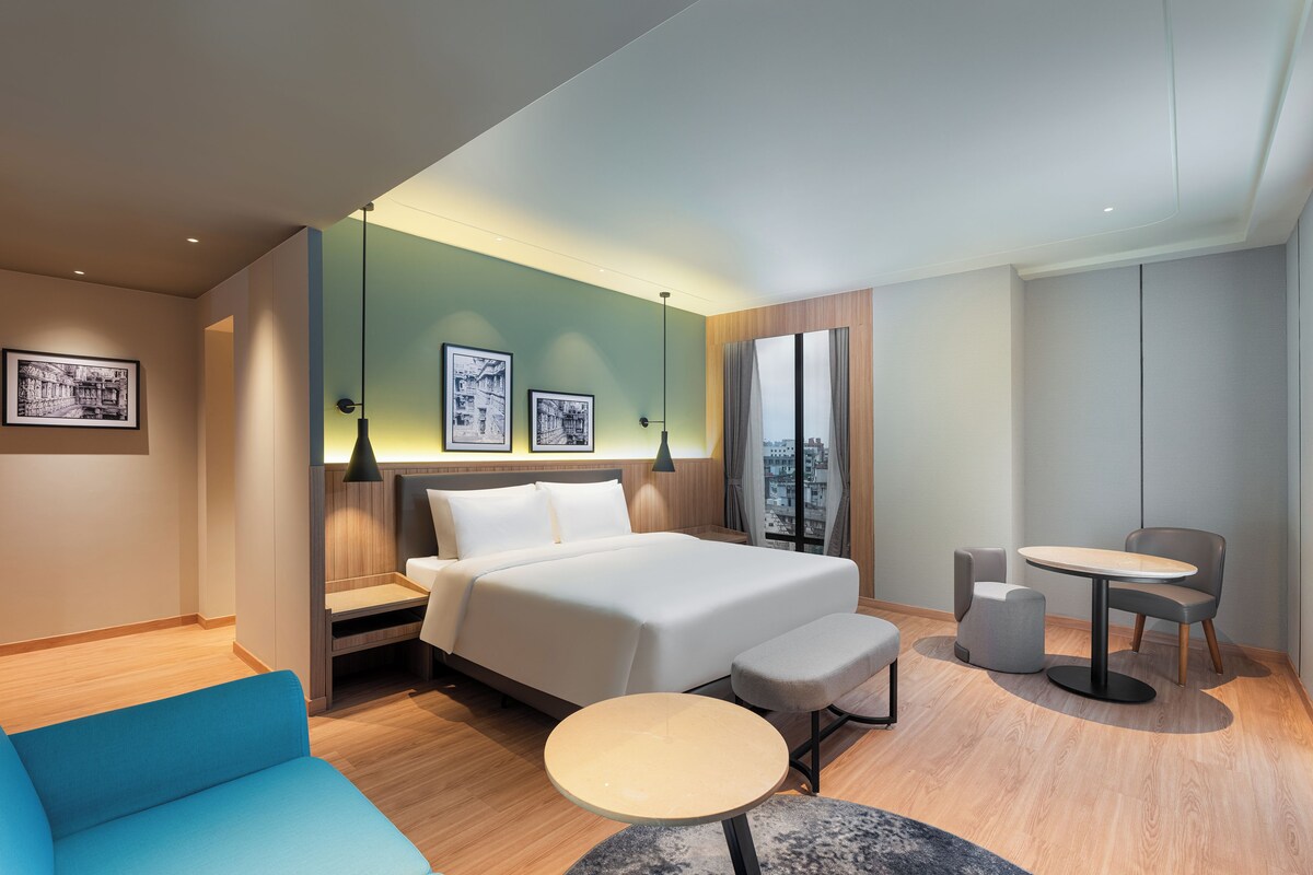 Executive Room | Premium bedding, down comforters, memory foam beds, desk