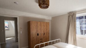 A bedroom with a bed, wardrobe, and a window. - Inselruhe - Ihre Auszeit auf Fehmarn (Fehmarn)