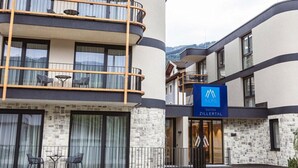 Hotel amb un disseny modern, amb balcons i seients a l'aire lliure i un rètol que indica que és un hotel Zillertal Suites.