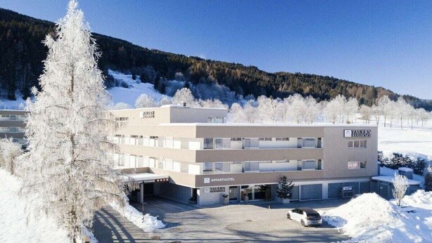 Un edifici modern amb un senyal que indica 'Appartments' i 'Appartments Residence', cosa que identifica una zona residencial.