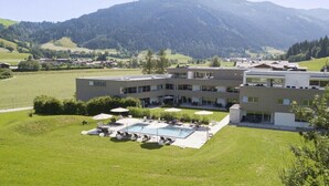 Un hotel modern amb piscina i vistes a les muntanyes.
