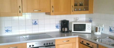 Wasserkocher mit Kaffee-/Teezubehör, Kühlschrank, Mikrowelle, Ofen