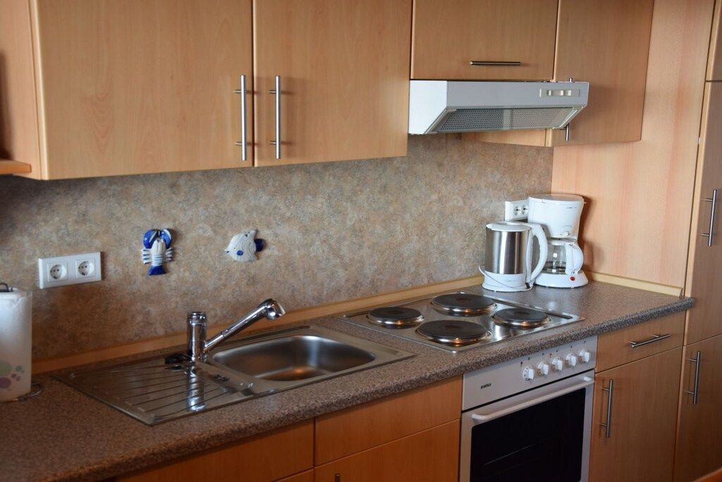 Wasserkocher mit Kaffee-/Teezubehör, Kühlschrank, Mikrowelle, Ofen