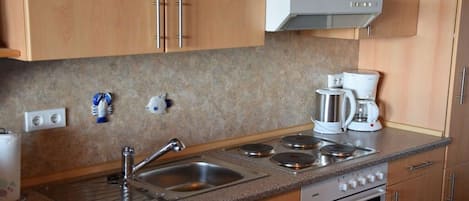 Wasserkocher mit Kaffee-/Teezubehör, Kühlschrank, Mikrowelle, Ofen