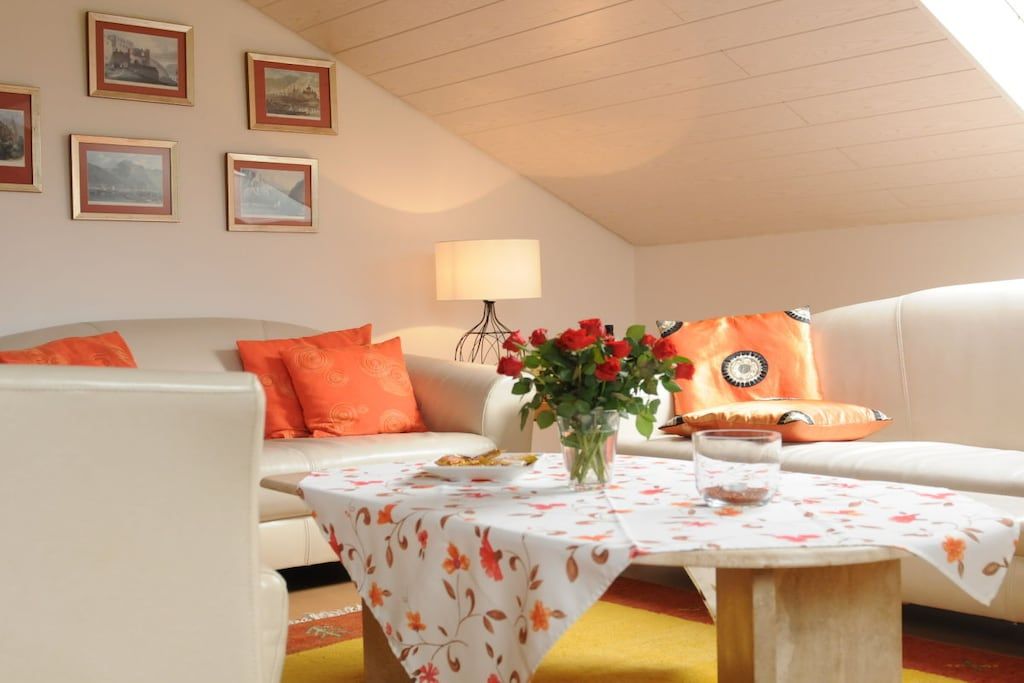 Ein gemütliches Wohnzimmer mit Sofa, Couchtisch und Lampe.
