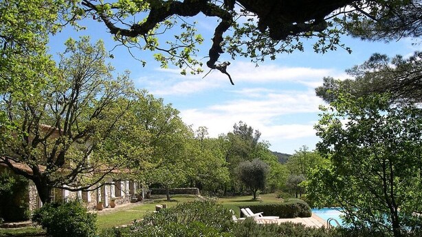 A garden with a pool, stone buildings, and lush greenery. - La Bergerie de l'Aspe (Saint Cézaire\/Siagne)