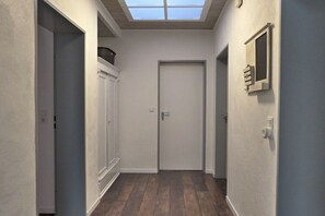A hallway with a skylight, a closed door, and a small window. - City view Winterberg (Winterberg)
