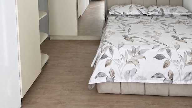 Un dormitorio con cama, armario y vestidor.