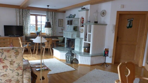 Un salon avec une cheminée, des meubles en bois et un téléviseur.
