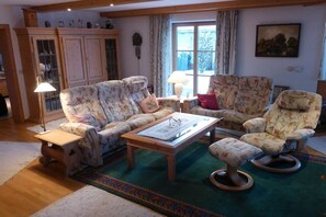 A living room with a sofa set, a coffee table, and a patterned rug. - Holiday apartment with 1 bedroom (Aschau\/Chiemgau)
