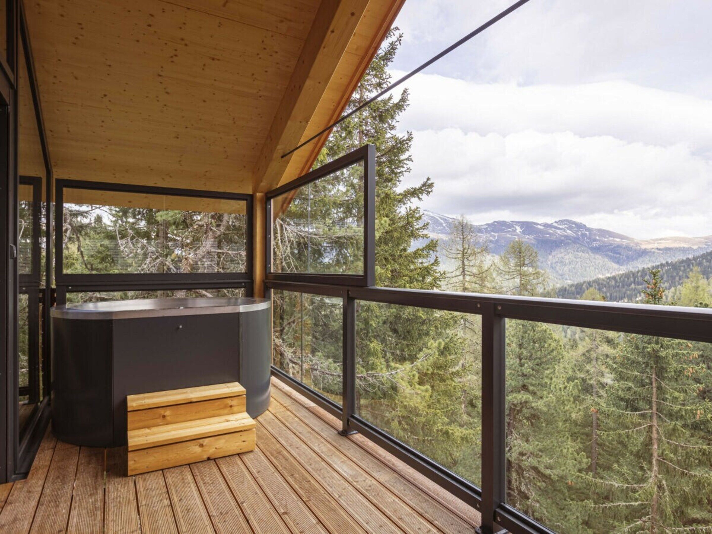Chalet | Indoor spa tub