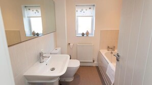Bathroom - dbs Serviced Apartments - The Townhouse (Castle Donington)