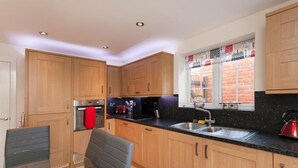 Private kitchen - dbs Serviced Apartments - The Townhouse (Castle Donington)