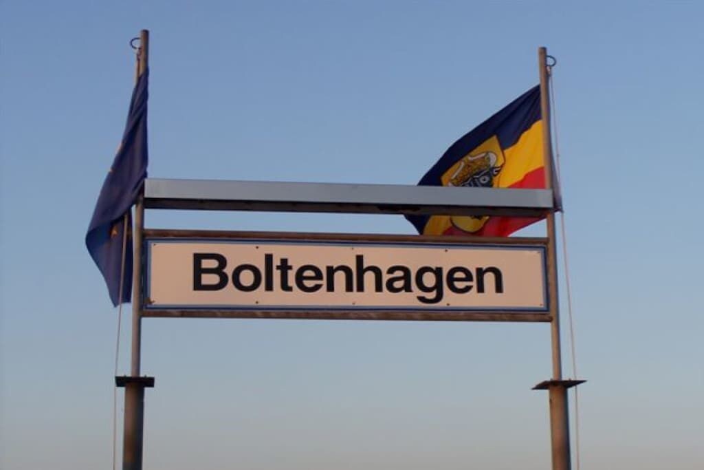 Een bord met de naam 'Boltenhagen' op een metalen frame.