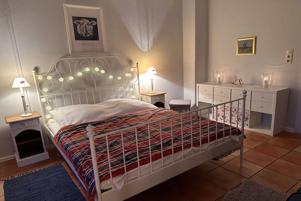 Bureau, fer et planche à repasser, lit de bébé portatif
