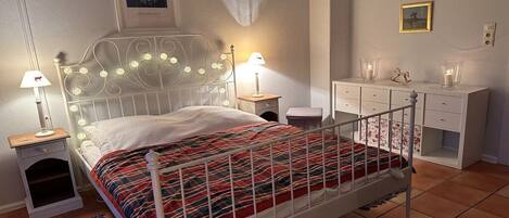 Bureau, fer et planche à repasser, lit de bébé portatif
