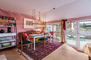 A cozy kitchen with a dining area, a chandelier, and a view of the outdoors. - Holiday apartment House of the Painters' Cloud Two (Müllheim)