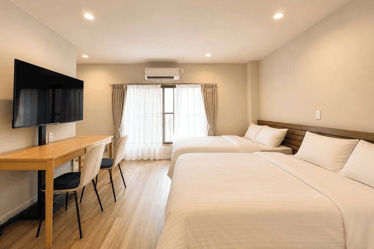 Phòng đôi hoặc 2 giường đơn Deluxe, không hút thuốc | Bàn, khu vực làm việc phù hợp cho laptop 