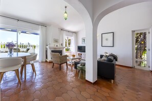 Un vaste espace de vie doté d’une cheminée, de coins salon et d’un balcon offrant une vue agréable.