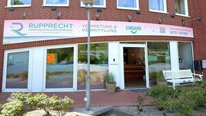 En bygning med et skilt for 'RUPPRECHT' og 'NORDSEE BRANDUNG', der angiver en virksomhed inden for ejendomsforvaltning og branding.
