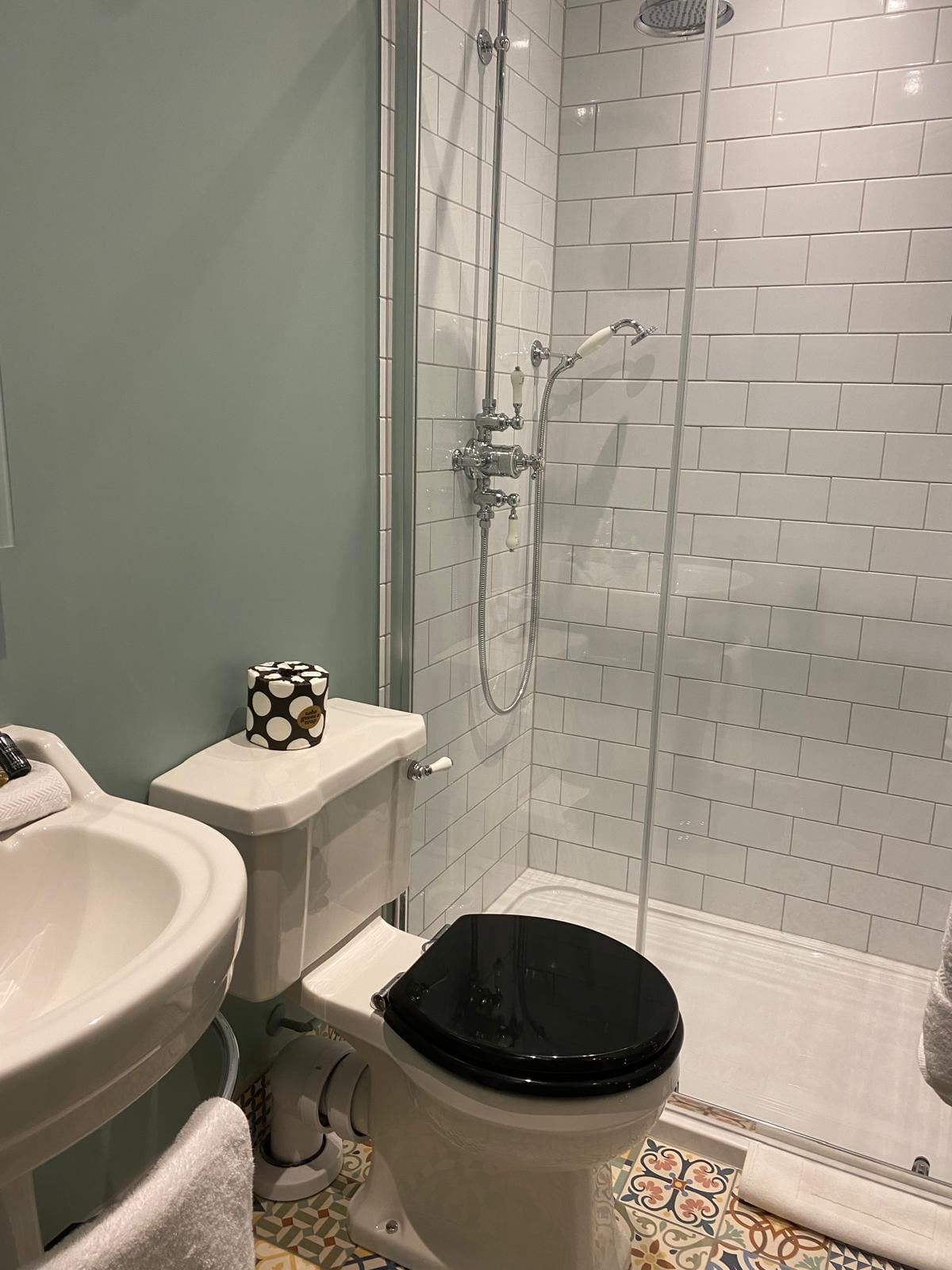 Un baño con inodoro, bidé y ducha.