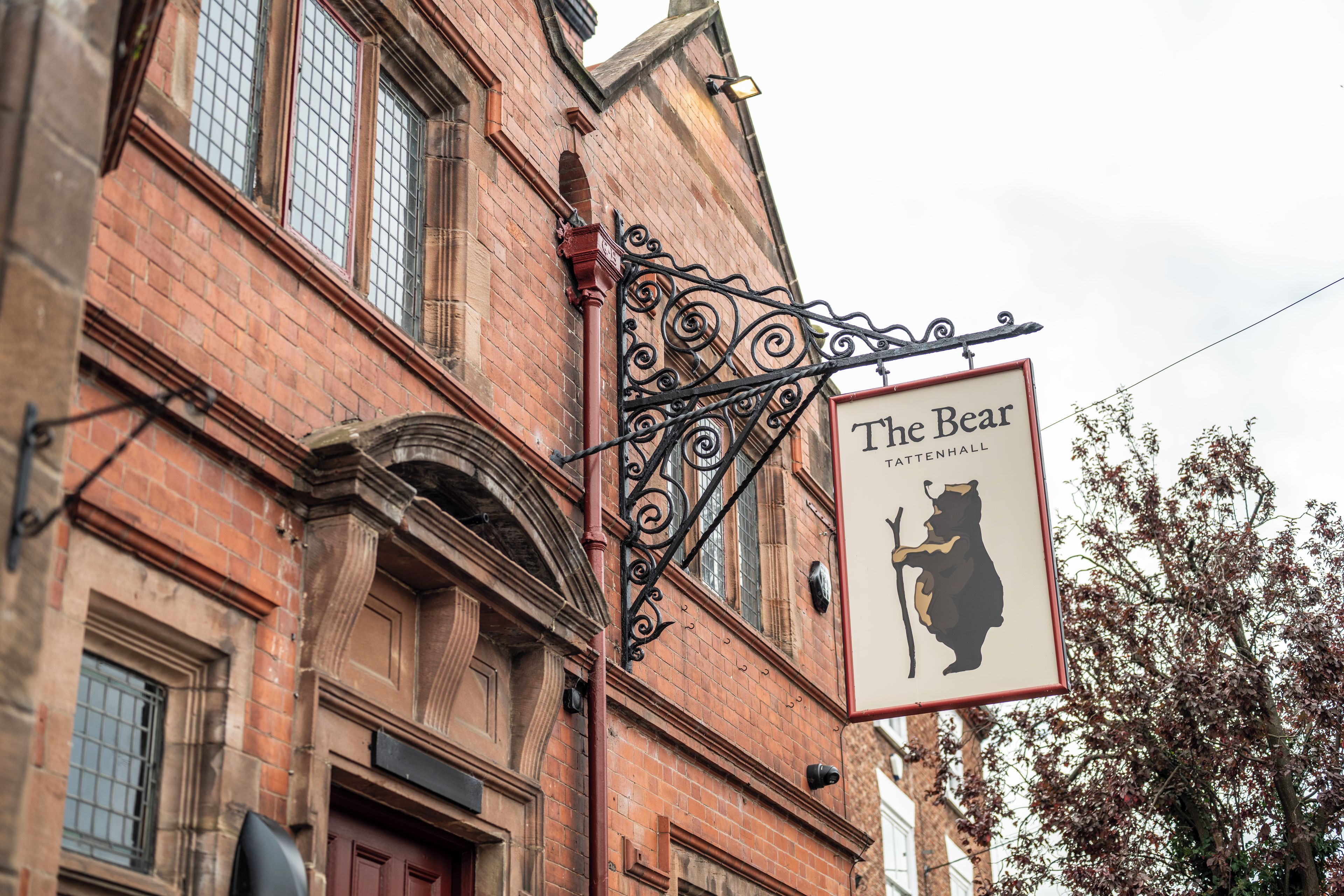 Um edifício com uma placa que diz 'The Bear' e silhueta de um urso.