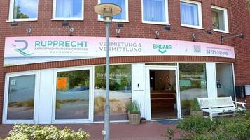 Ein Gebäude mit einem Schild für 'RUPPRECHT' und 'NORDSEE BRANDUNG', das auf ein Unternehmen im Bereich Immobilienverwaltung und Branding hinweist.