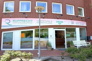 A building with a sign for 'RUPPRECHT' and 'NORDSEE BRANDUNG' indicating a business related to property management and branding. - Holiday apartment with 1 bedroom (Cuxhaven)