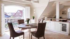 Una cocina moderna con comedor, ventanas amplias y vista al vecindario.