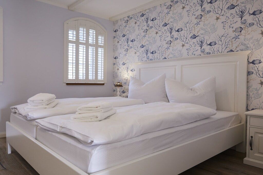 Travel crib, WiFi (free), bed sheets