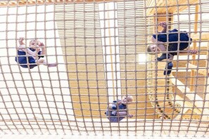 A rope net structure with children climbing. - Cabin in Steinach am Brenner with sauna (Steinach am Brenner)