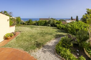 A well-maintained garden with a lawn, a gravel path, and various plants. - Quinta da Belavista 55 by CoolHouses (Luz)