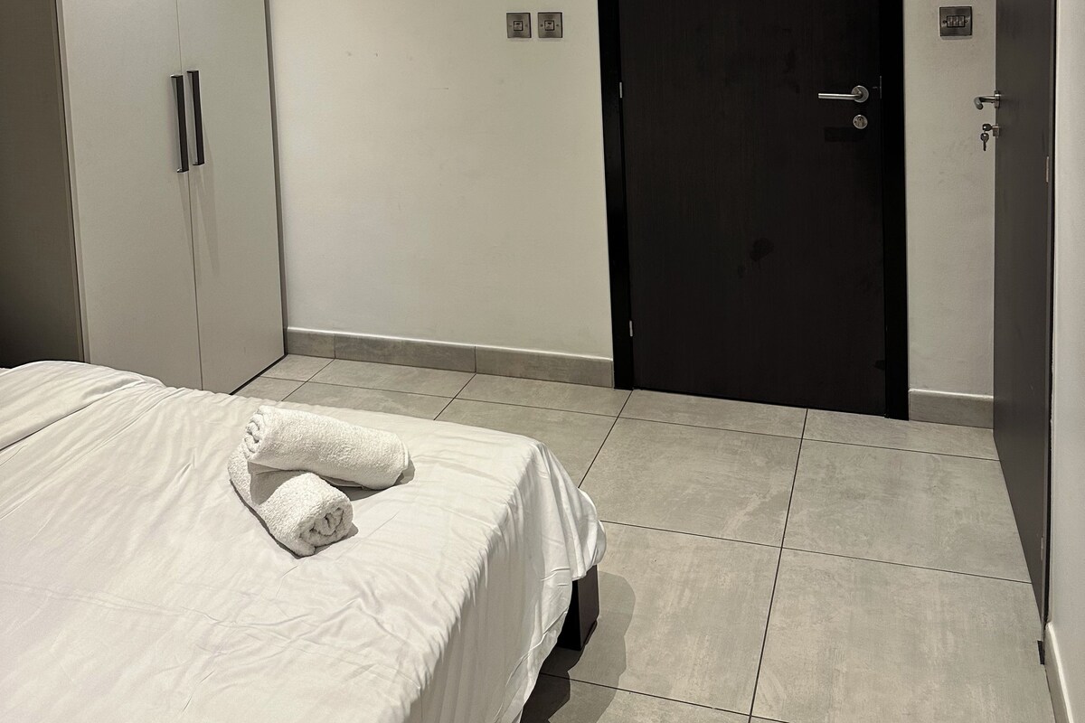 Deluxe Studio Suite, Non Smoking | Desk, laptop workspace, iron/ironing board, free WiFi