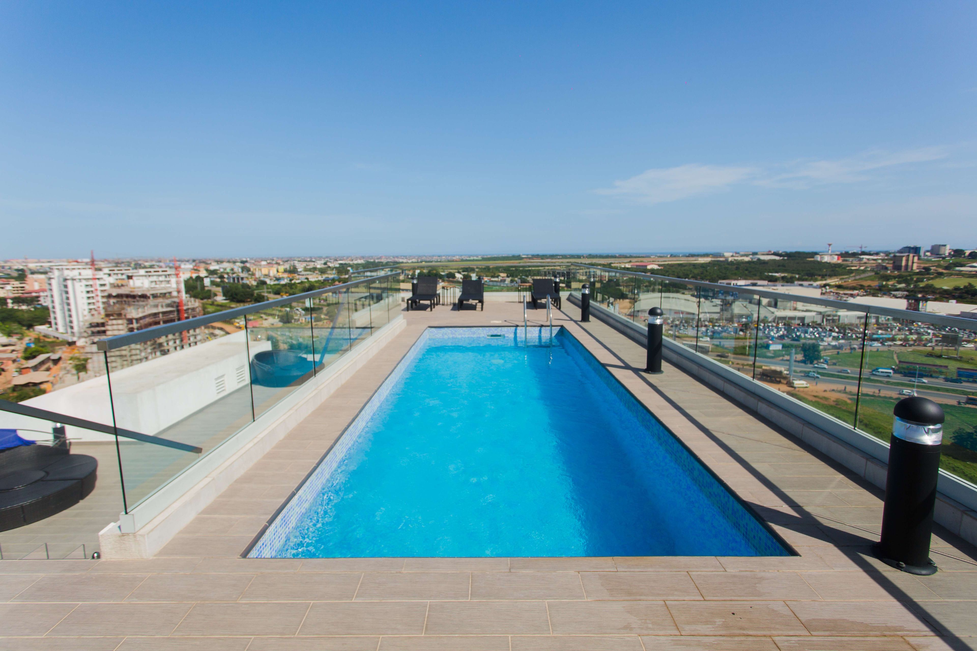 Una piscina al aire libre