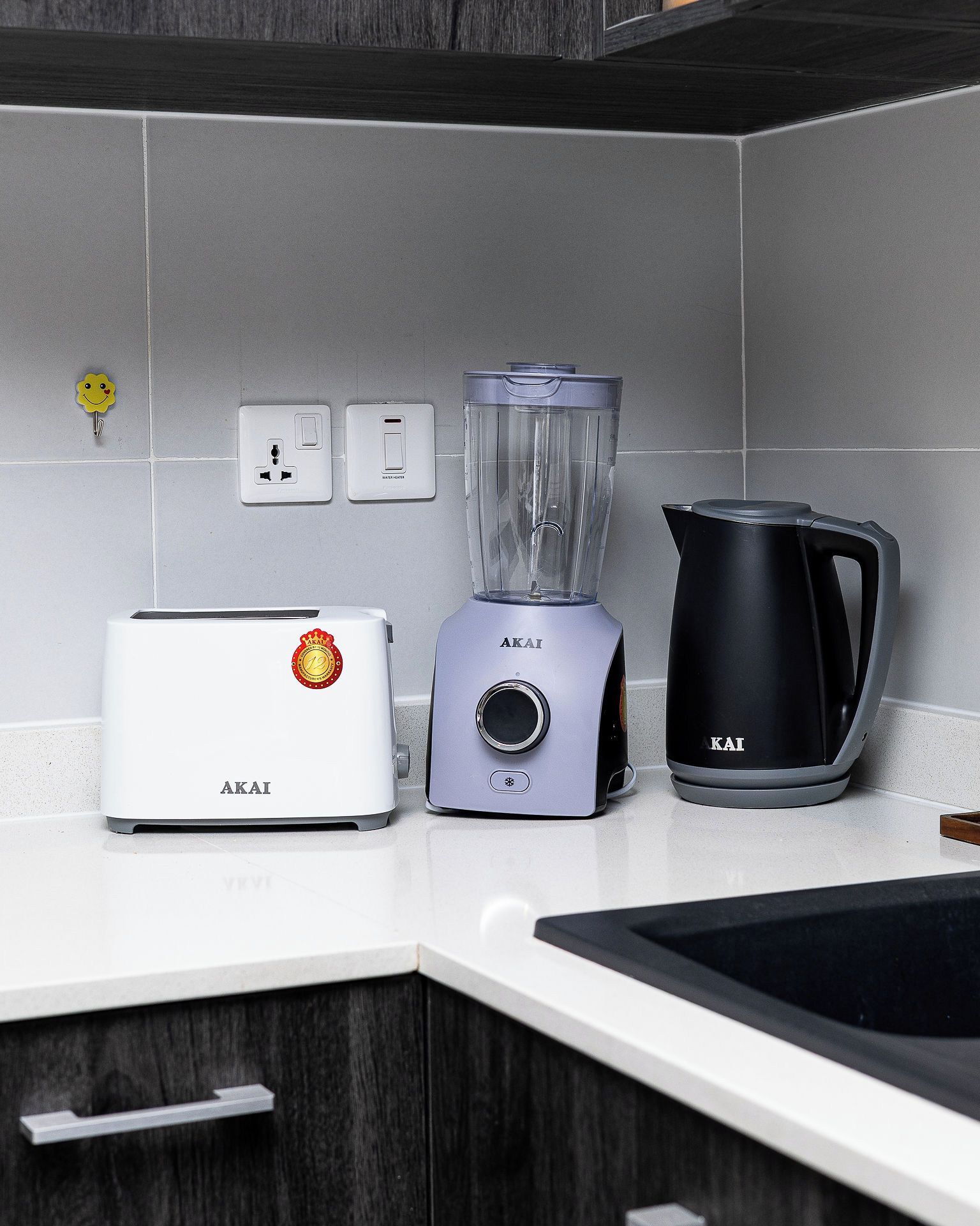 Eine Küche mit Toaster, Mixer und Wasserkocher auf der Arbeitsplatte.