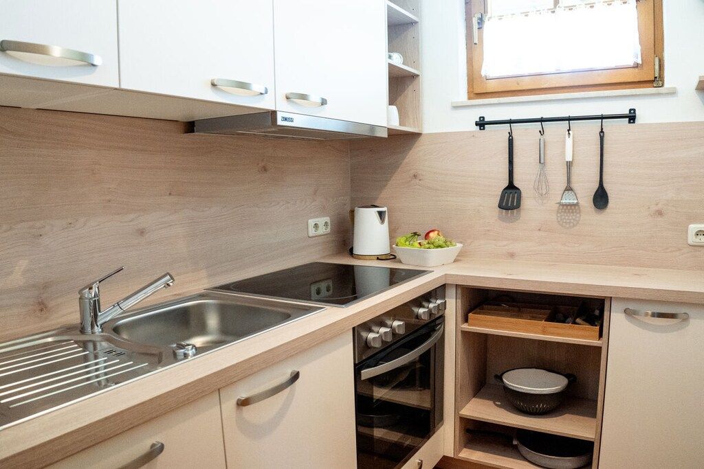 Coffee/tea maker, fridge, oven, stovetop