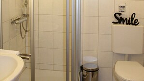 Ein Badezimmer mit Toilette, Waschbecken und Duschkabine.