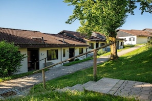 A row of traditional buildings with a paved pathway leading to the entrance. - Holiday home in Allgäu with 1 bedroom (Lechbruck)