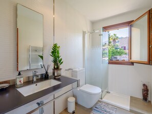 A modern bathroom with a large mirror, a sink, a toilet, and a shower. - Villa with private pool in Mancor de la Vall (Mancor de la Vall)