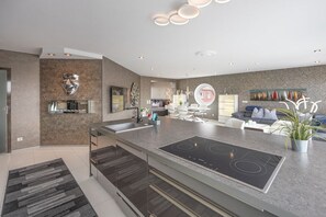 A modern kitchen with a central island, built-in appliances, and a contemporary design. - Holiday apartment with 1 bedroom (Wunstorf Steinhude)