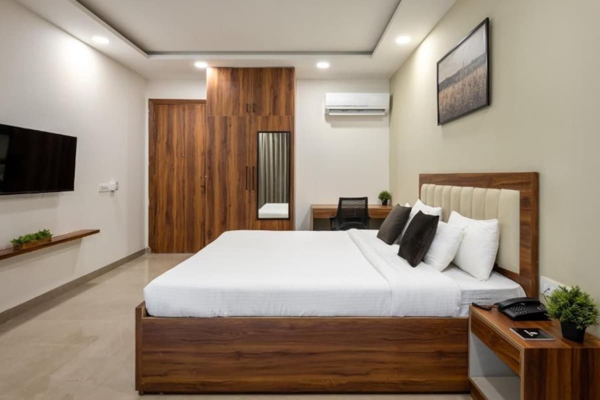 Quarto casal, sacada, vista para a cidade | Cofres nos quartos, Wi-Fi de cortesia