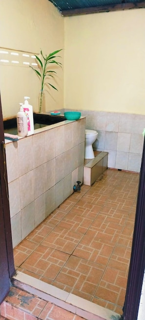 Basic House | Bathroom