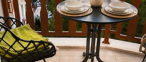 Comfort Suite, Balcony, Courtyard View | Outdoor dining
