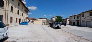 Una calle residencial con coches aparcados y edificios.