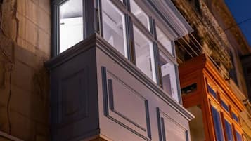 Un immeuble d’angle doté d’une baie vitrée et d’une porte de garage visible.