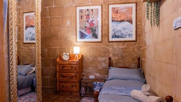 Une pièce comprenant un lit, une commode, un miroir et une horloge fixée au mur.