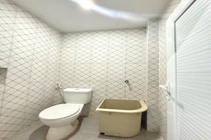 Un bagno piccolo con il water, un lavandino e uno spazio doccia.
