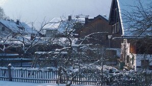 Un quartier résidentiel avec des maisons recouvertes de neige et une clôture en bois.